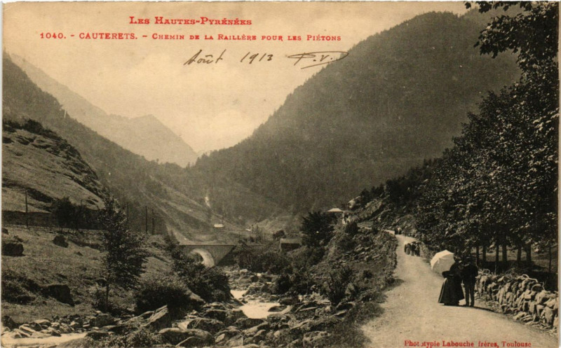 Carte postale ancienne Cauterets - Chemin de la RAIllere pour les Pietons à Cauterets