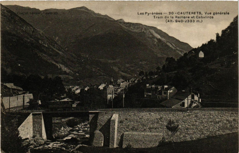 Carte postale ancienne Cauterets - Vue générale Tram de la RAIllere et Cabaliros à Cauterets