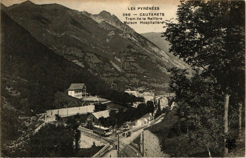 Carte postale ancienne Cauterets - Tram de la RAIllere Maison Hospitaliere à Cauterets