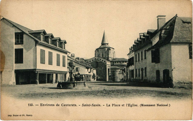 Carte postale ancienne Cauterets - Saint-Savin - La Place et l'Eglise à Cauterets