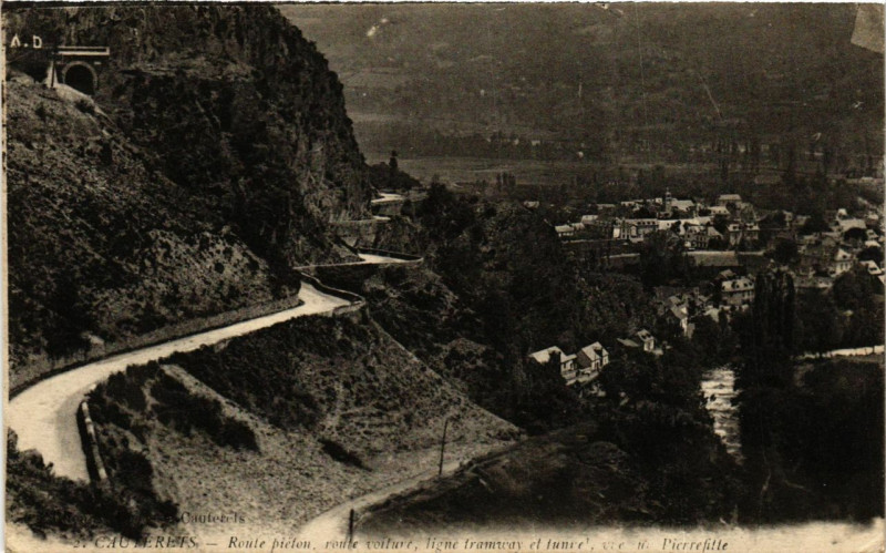 Carte postale ancienne Cauterets - Route piefon route voiture ligne iramway et tunnel à Cauterets