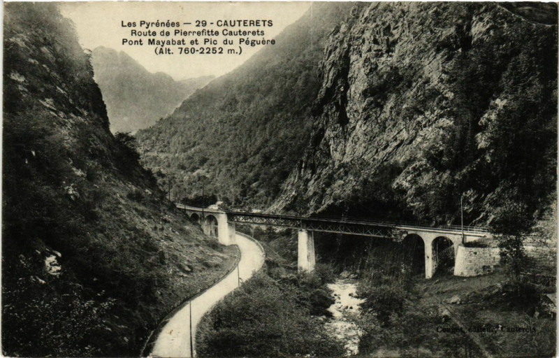 Carte postale ancienne Cauterets - Route de Pierrefitte a Cauterets Pont Mayabat à Cauterets