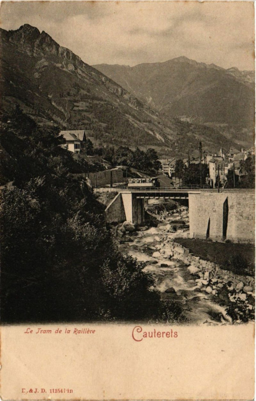 Carte postale ancienne Cauterets - Le Tram de la RAIllere à Cauterets
