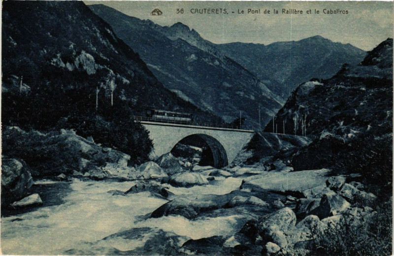 Carte postale ancienne Cauterets - Le Pont de la RAIllere et le Cabaliros à Cauterets