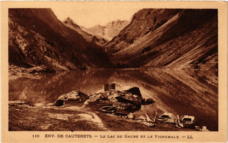 Carte postale ancienne Cauterets - Le Lac de Gaube et le Vignemale à Cauterets