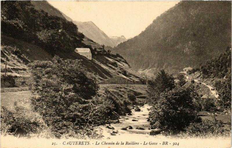 Carte postale ancienne Cauterets - Le Chemin de la RAIllere - Le Gave à Cauterets