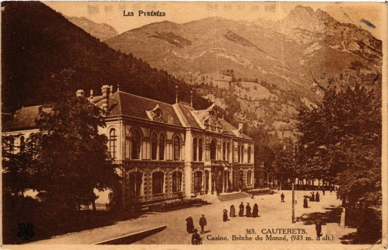 Carte postale ancienne Cauterets - Le Casino Breche du Monne à Cauterets