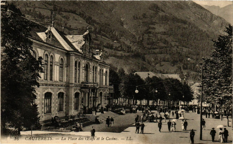 Carte postale ancienne Cauterets - La Place des Oeufs et le Casino à Cauterets