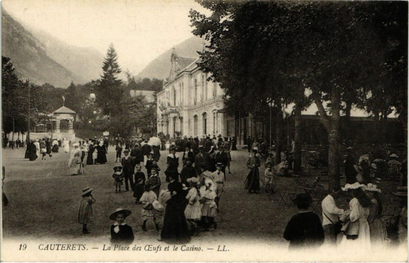 Carte postale ancienne Cauterets - La Place des Oeufs et le Casino à Cauterets