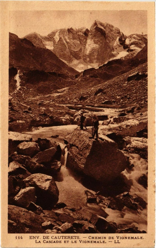 Carte postale ancienne Cauterets - Chemin de Vignemale. La Cascade et le Vignemale à Cauterets
