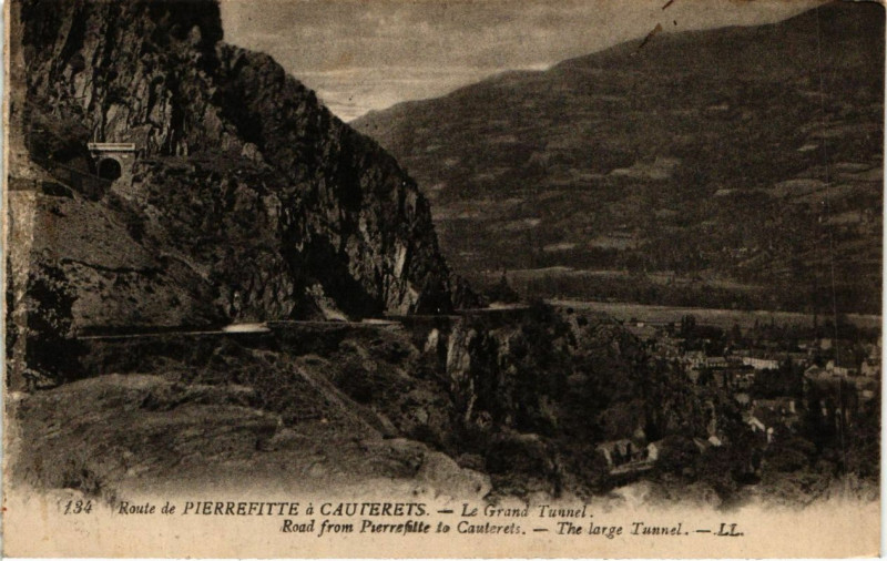 Carte postale ancienne Route de Pierrefitte a Cauterets - Le Grand Tunnel à Cauterets