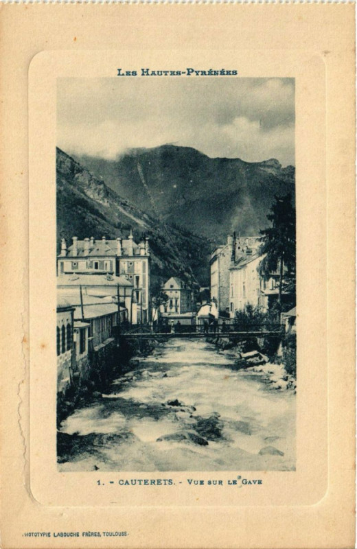 Carte postale ancienne Cauterets - Vue sur le Gave à Cauterets