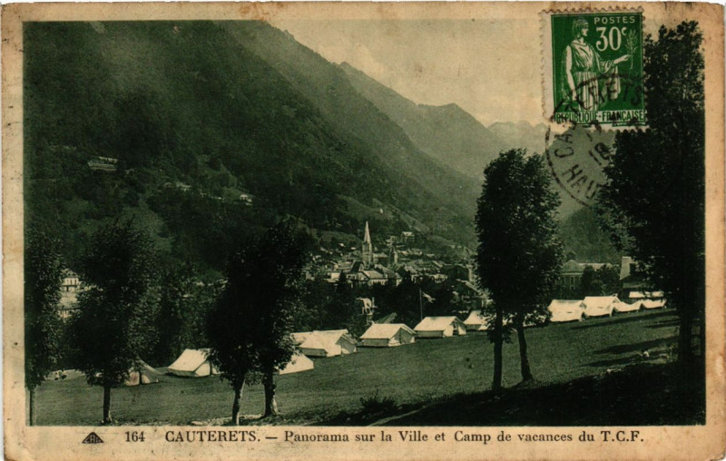 Carte postale ancienne Cauterets - Panorama sur la Ville et Camp de vacances du T.C.F. à Cauterets