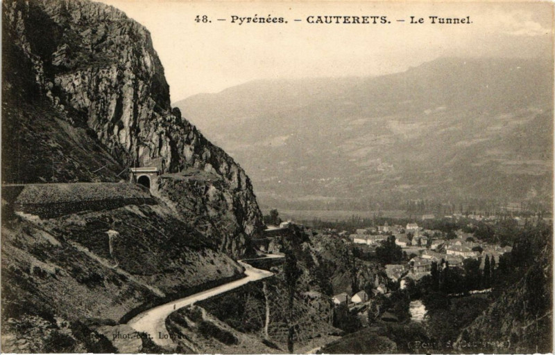 Carte postale ancienne Cauterets - Le Tunnel à Cauterets