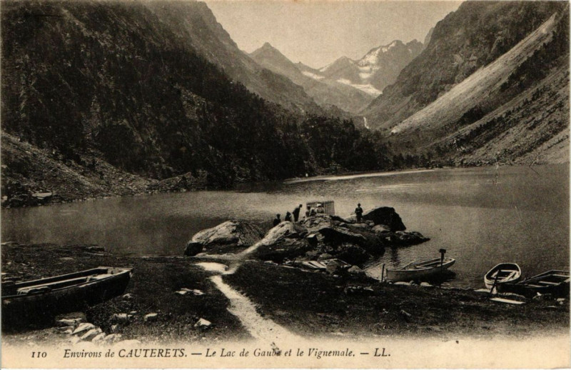 Carte postale ancienne Cauterets - Le Lac de Gaube et le Vignemale à Cauterets