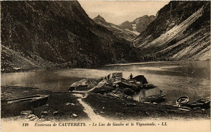 Carte postale ancienne Cauterets - Le Lac de Gaube et le Vignemale à Cauterets