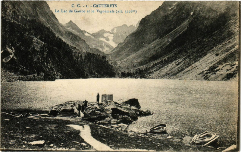 Carte postale ancienne Cauterets - Le Lac de Gaube et le Vignemale à Cauterets