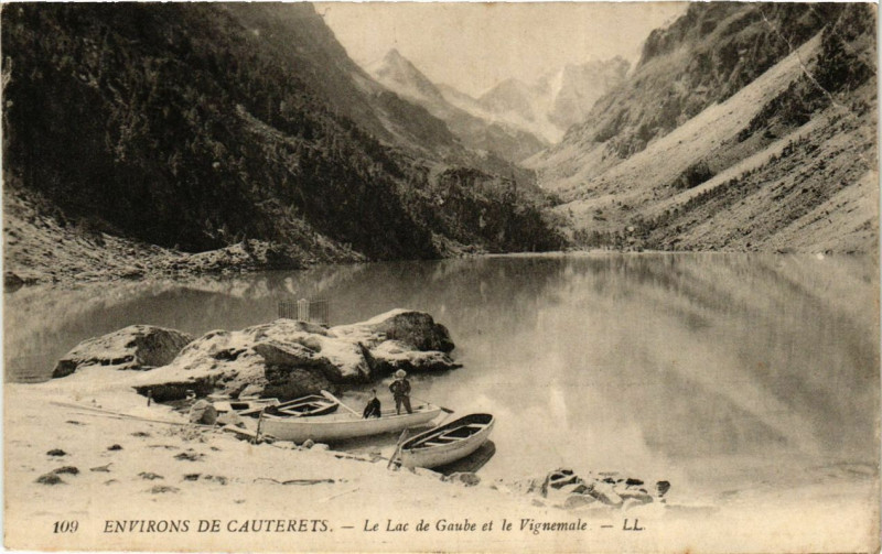 Carte postale ancienne Cauterets - Le Lac de Gaube et le Vignemale à Cauterets