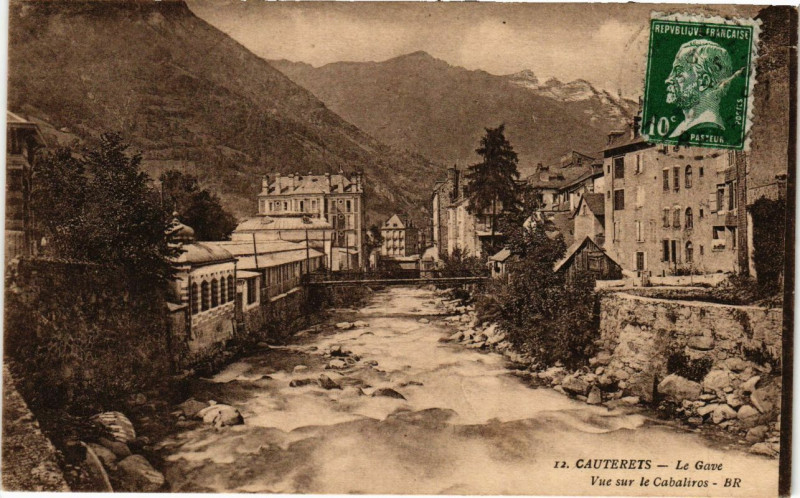 Carte postale ancienne Cauterets - Le Gave Vue sur le Cabaliros à Cauterets