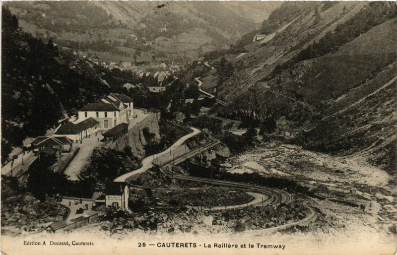 Carte postale ancienne Cauterets - La RAIllere et le Tramway à Cauterets