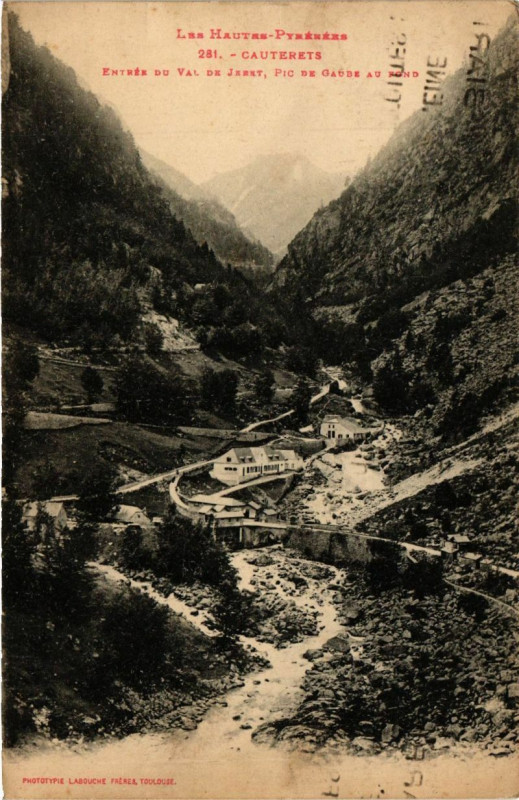 Carte postale ancienne Cauterets - Entrée du Val de Jeret Pic de Gaube au Fond à Cauterets