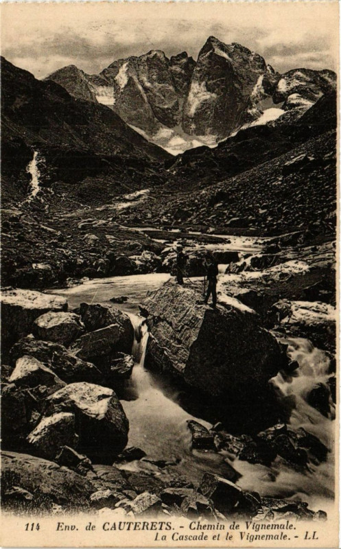 Carte postale ancienne Cauterets - Chemin de Vignemale. La Cascade et le Vignemale à Cauterets