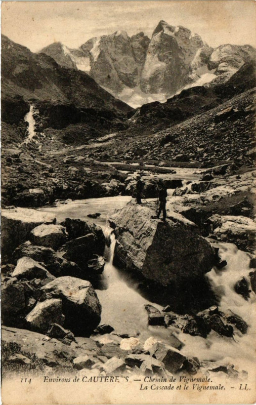 Carte postale ancienne Cauterets - Chemin de Vignemale. La Cascade et le Vignemale à Cauterets