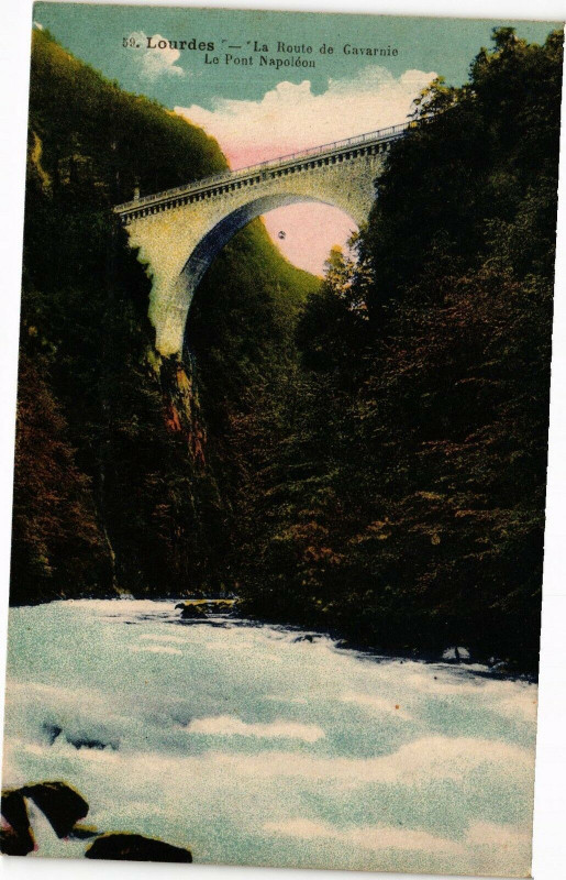 Carte postale ancienne Lourdes - La Route de Gavarnie Le Pont Napoleon à Lourdes
