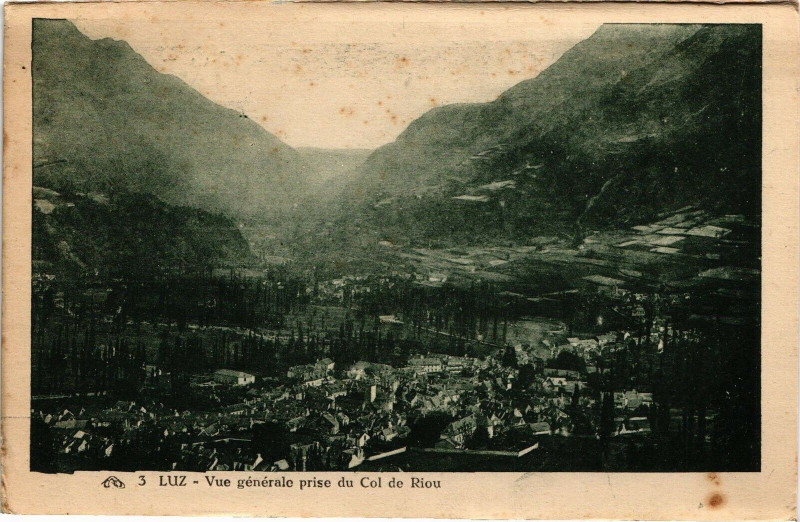 Carte postale ancienne Luz - Vue générale prise du Col de Riou à Ris