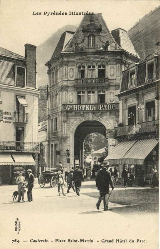 Carte postale ancienne Les Pyrenées Illustrées Cauterets Place Saint-Martin Grand Hotel à Cauterets