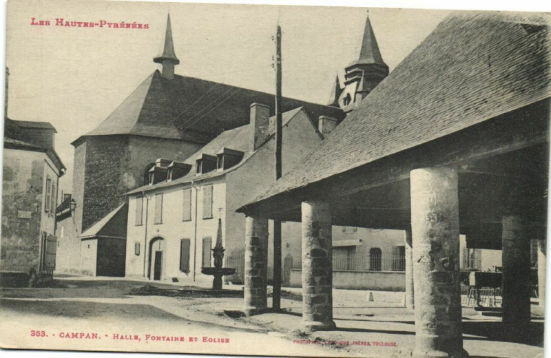 Carte postale ancienne Les Hautes-Pyrenées Campan - Halle Fontaine et Eglise à Campan
