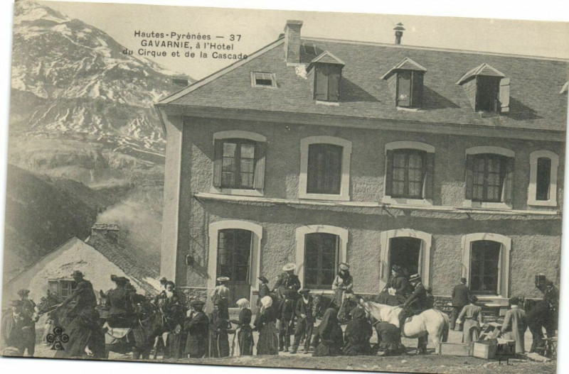 Carte postale ancienne Hautes - Pyrenées - Gavernie al'hotel de Cirque et de la Cascade