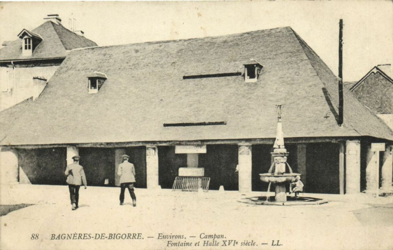 Carte postale ancienne Bagneres-de-Bigorre - Env. - Campan. Fontaine et Halle Xv siecle à Bagnères-de-Bigorre