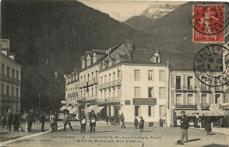 Carte postale ancienne Les Pyrenées Cauterets Boulevard Latapie Flurin et Pic du à Cauterets