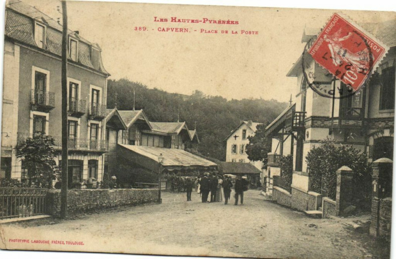 Carte postale ancienne Les Hautes-Pyrenées Capvern - Place de la Poste à Capvern