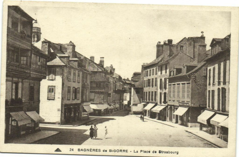 Carte postale ancienne Bagneres-de-Bigorre - La Place de Strasbourg à Bagnères-de-Bigorre