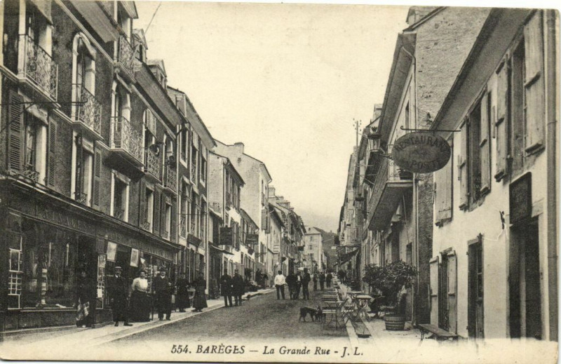 Carte postale ancienne Bagneres - La Grande rue