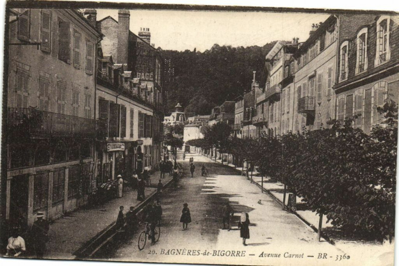 Carte postale ancienne Bagneres-de-Bigorre Avenue Carnot à Bagnères-de-Bigorre