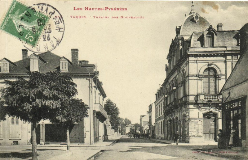 Carte postale ancienne Les Hautes-Pyrenées Tarbes - Theatre das Nouvrautes à Tarbes