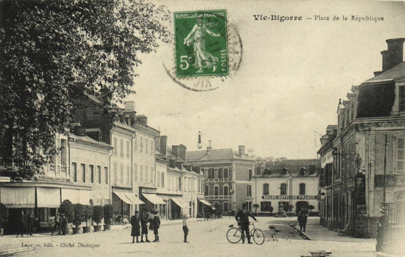Carte postale ancienne Vic-Bicorre - Place de la Republique