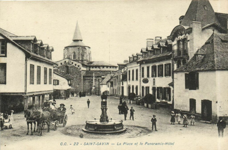 Carte postale ancienne Saint-Savin - La Place et le Panoramic-Hotel à Saint-Savin