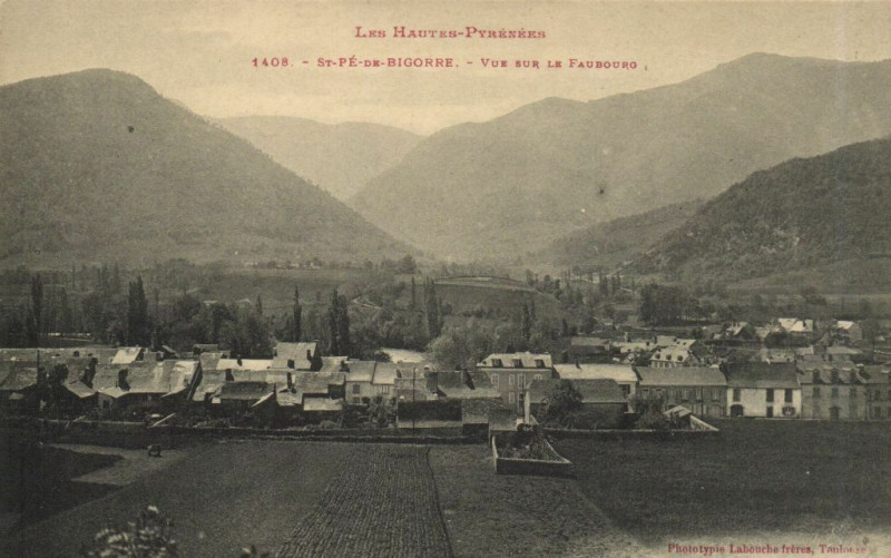 Carte postale ancienne Les Hautes-Pyrenées Saint-Pe-de-Bigorre - Vue sur le Paubourg à Saint-Pé-de-Bigorre