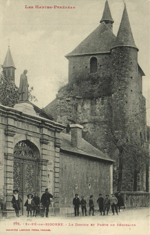 Carte postale ancienne Les Hautes Pyrenées Saint-Pe-de-Bigorre - Le Donjon et Porte du... à Saint-Pé-de-Bigorre