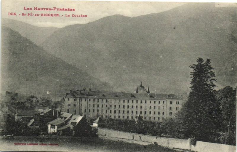 Carte postale ancienne Les Hautes Pyrenées Saint-Pe-de-Bigorre - Le College à Saint-Pé-de-Bigorre
