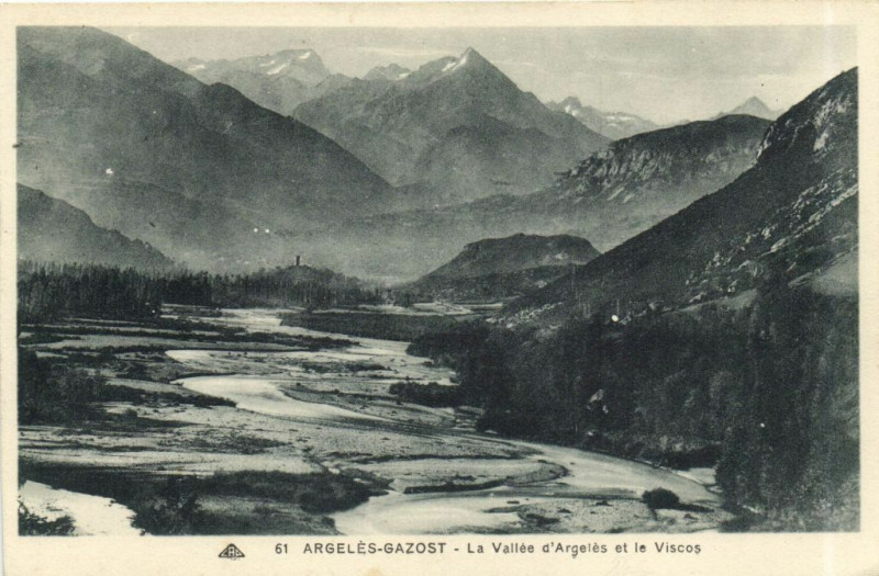Carte postale ancienne Argeles-Gazost - La Vallée d'Argeles et le Viscos à Argelès-Gazost