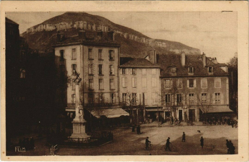 Carte postale ancienne Millau - Place du mandaroux à Millau