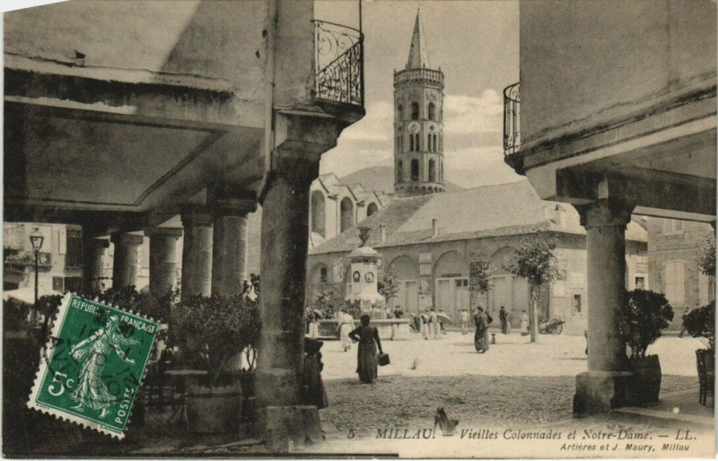 Carte postale ancienne Millau - Vieilles colonnades et notre - dame à Millau
