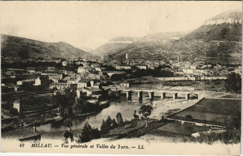 Carte postale ancienne Millau - Vue générale et Vallée du iarn à Millau