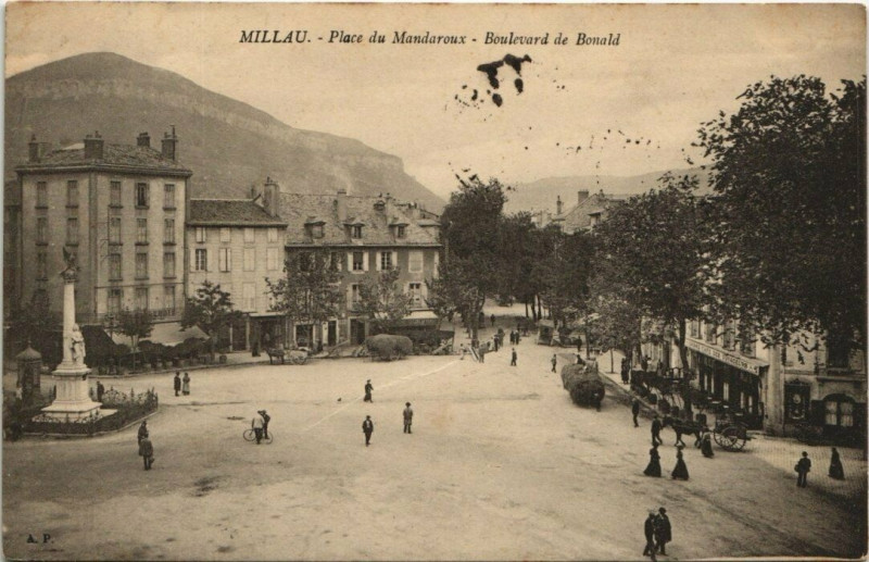 Carte postale ancienne Millau Place du mandaroux à Millau