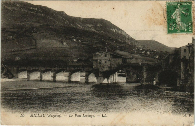 Carte postale ancienne Millau - Le pont lerouge à Millau